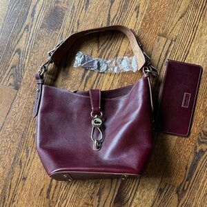 B10 Dooney & Bourke Women’s Burgundy Wine Leather Shoulder Bag